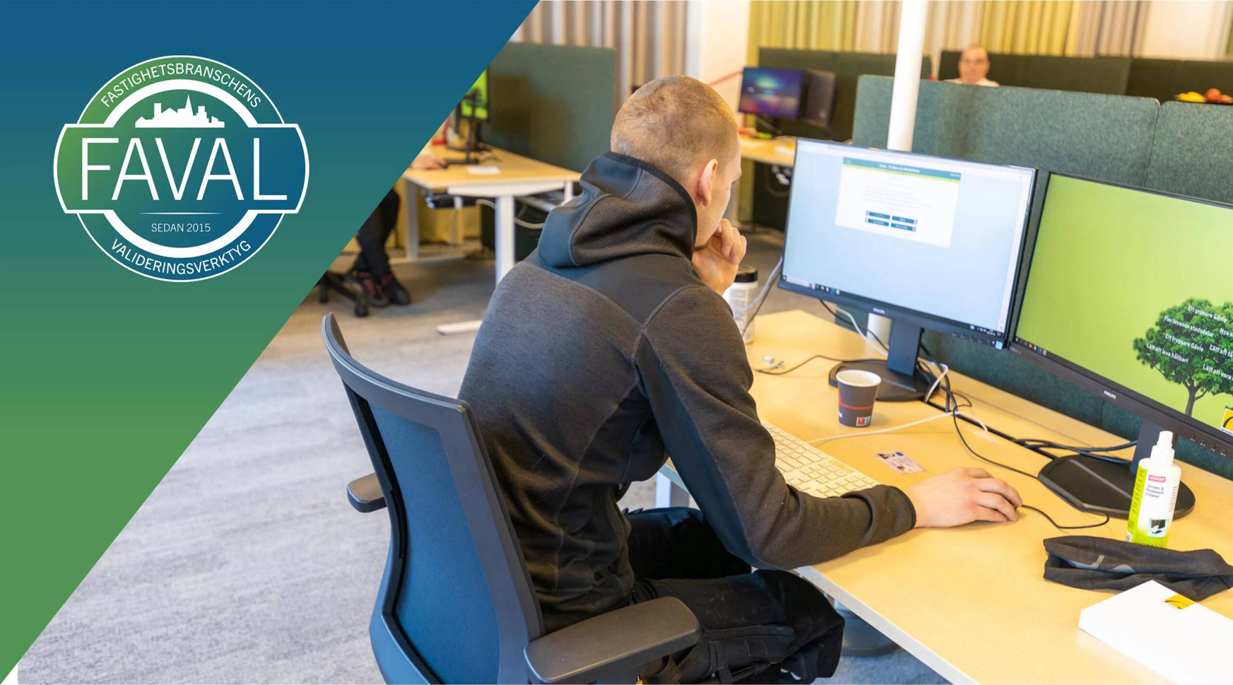 En lärling, som utbildar sig till fastighetsteknike, genomgår ett teoretiskt prov på ett testcenter för FAVAL